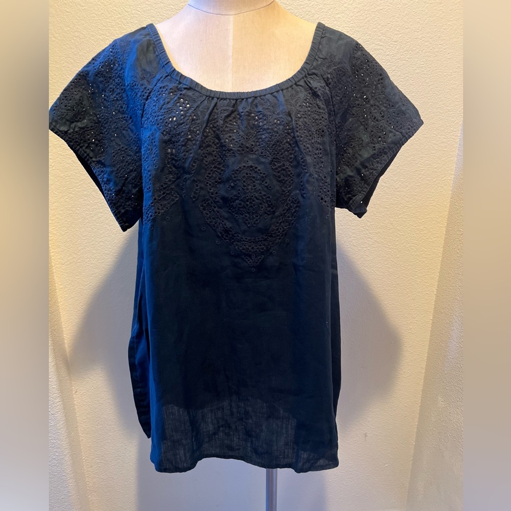 Like new J.Jill linen detailed  eyelet top in black.